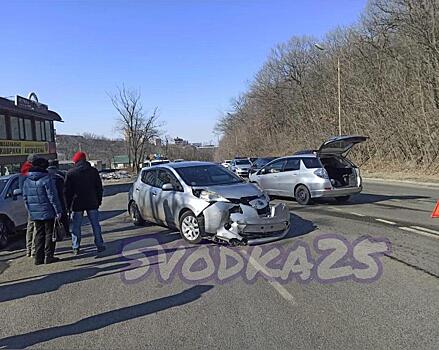 «Разложились»: жесткое ДТП устроил во Владивостоке Honda Fit Shuttle