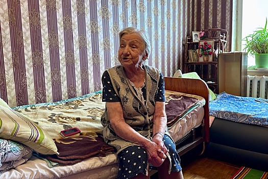 Ветеран труда мечтает, чтобы с потолка ее квартиры перестал идти дождь