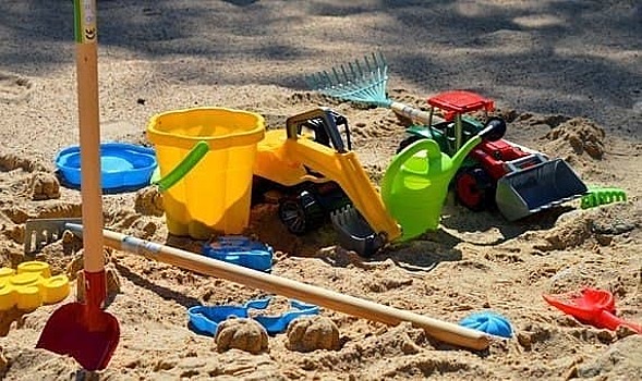 Во дворе на Лётчика Бабушкина обновили песок на детской площадке