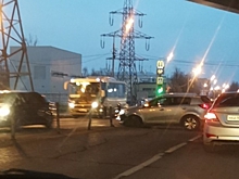 Возле заправки в Подольске иномарка врезалась в тросовое ограждение
