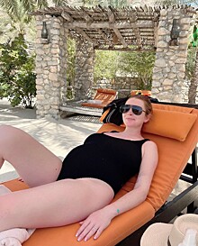 Линдси Лохан поделилась честным фото в купальнике на большом сроке беременности
