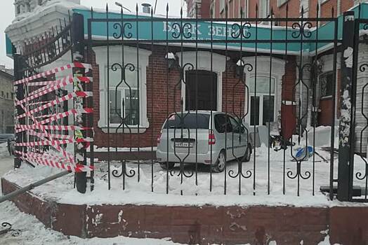 Пьяный водитель пробил ограждение и врезался в банк на Челюскинцев