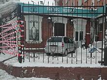 Пьяный водитель пробил ограждение и врезался в банк на Челюскинцев