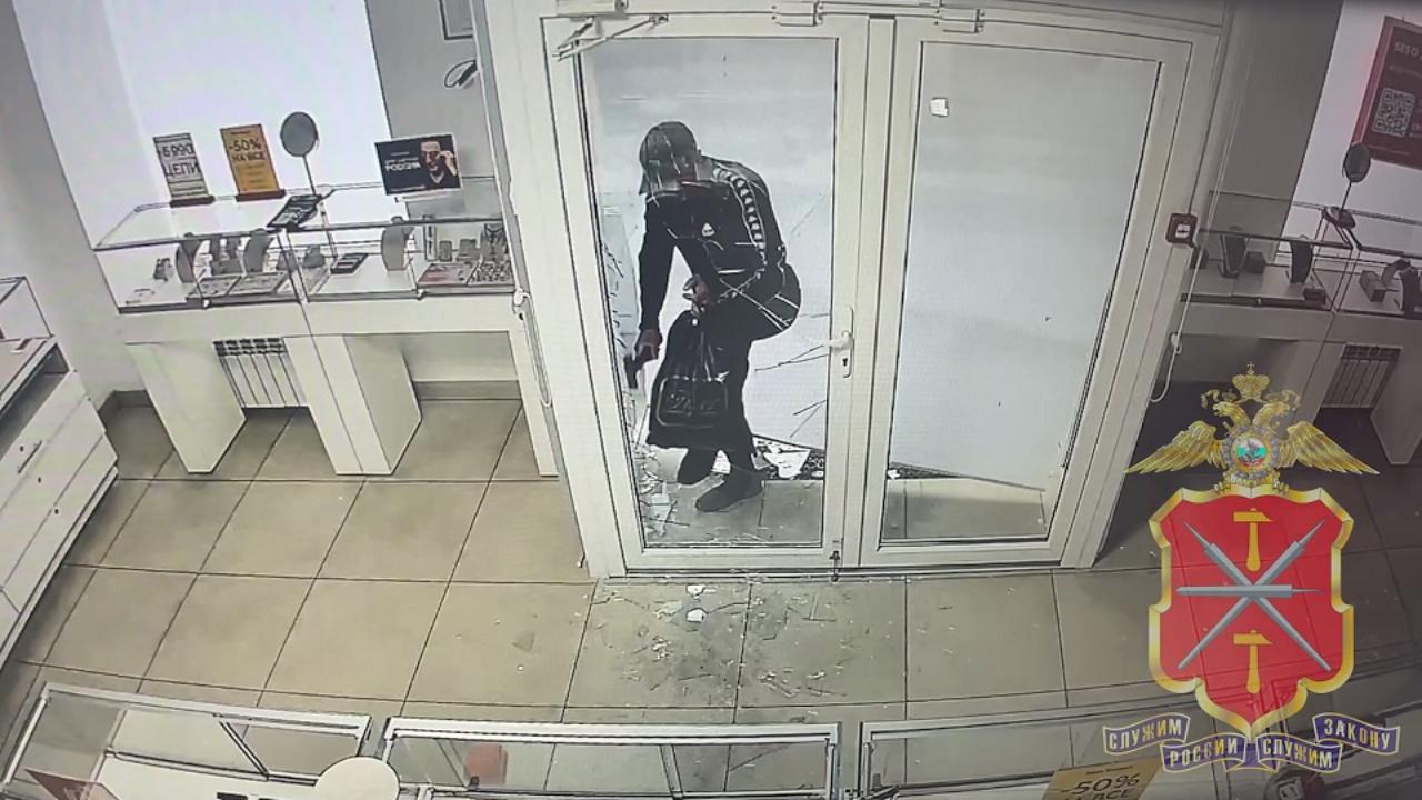 Оперативниками задержан скрывшийся в Ивановской области похититель украшений из ювелирного магазина в Туле