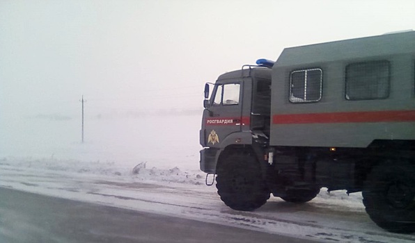 ОМОН направили для помощи застрявшим из-за снега водителям на трассе в Челябинской области