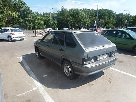 На парковке около Лианозовского рынка обнаружили брошенный разукомплектованный автомобиль