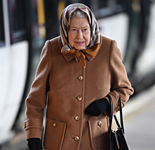 Образ дня: королева Елизавета II в туфлях на каблуках, в платке и строгом пальто отправилась на рождественские каникулы