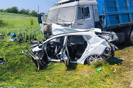 На Кубани КамАЗ буквально раздавил легковую иномарку