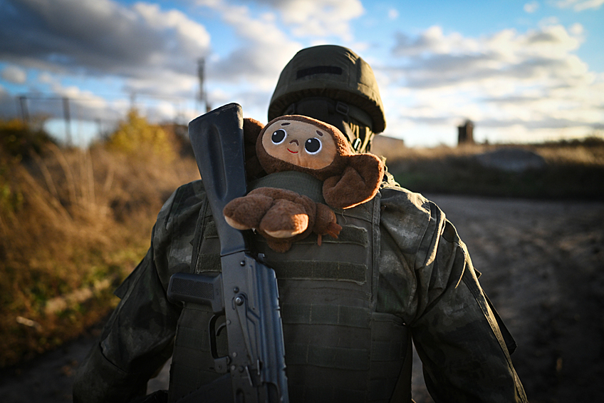 Военнослужащий отдельной казачьей бригады "Терек" во время работы на боевой позиции на Соледарском направлении спецоперации, октябрь 2023 года