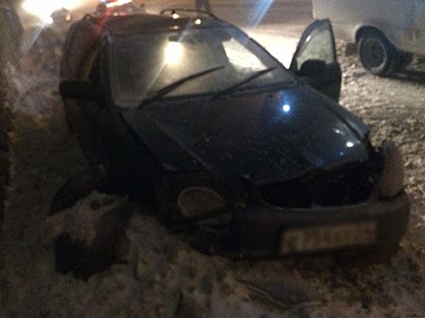 Водитель в Новосибирске погиб в ДТП из-за упавшего от порыва ветра фрагмента крыши