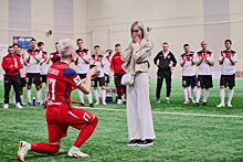 Нападающий красноярского «Енисея» сделал предложение девушке на футбольном матче