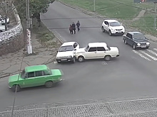 Видео: привязанная к «Ладе» «Лада» врезалась в «Ладу»