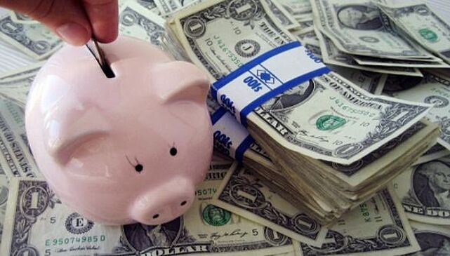 Экономист Беляев посоветовал россиянам придержать сбережения в долларах