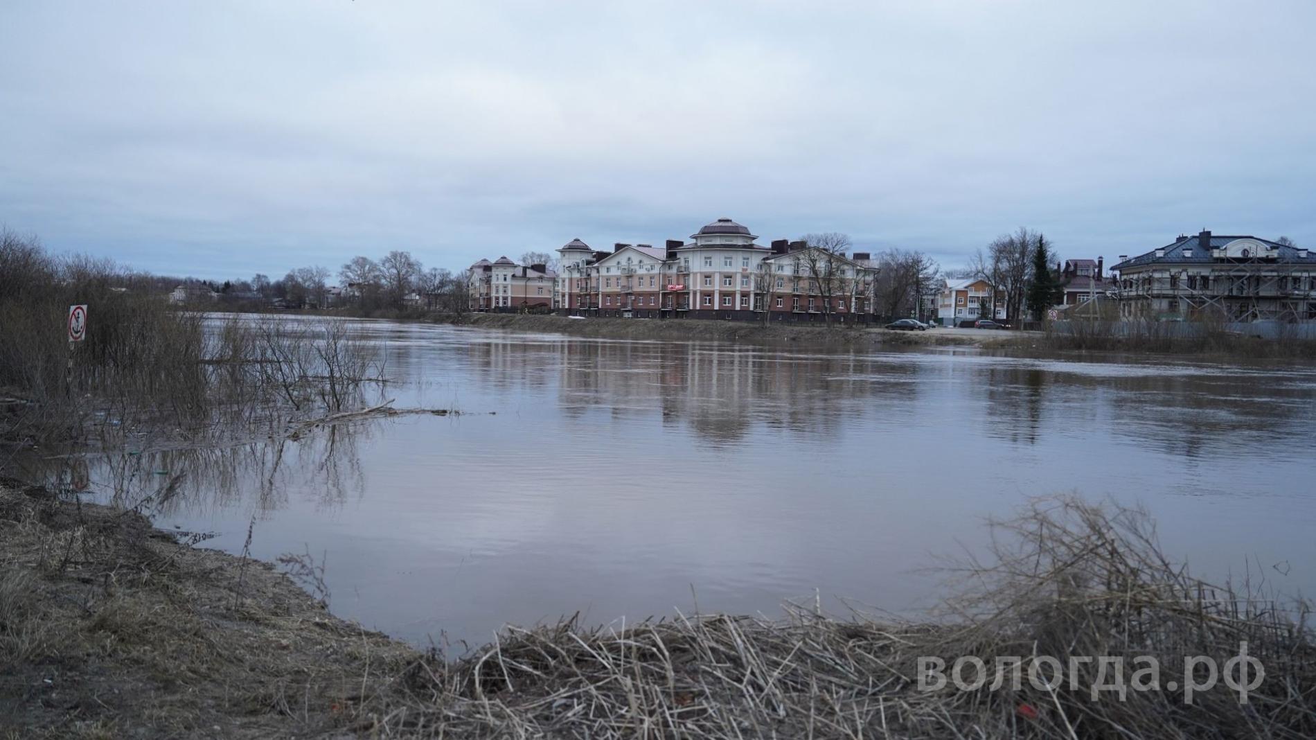 Городские власти держат на контроле ситуацию с повышением уровня воды в реке Вологде