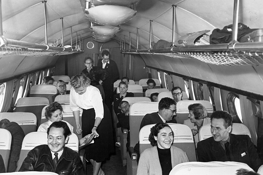 На борту пассажирского самолета Ту-104 во время транссибирского перелета, СССР, июль 1956 года