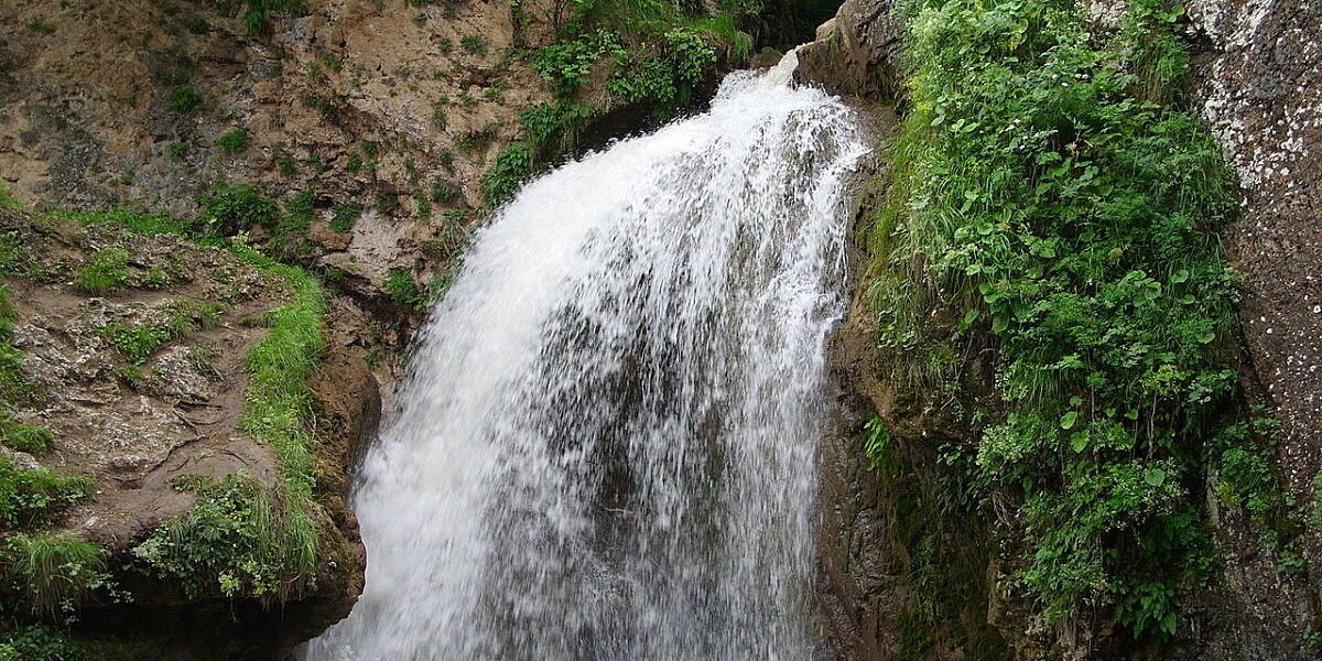 Искупаться в термальных источниках и отправиться к Медовым водопадам: пять причин побывать на горных озерах Кавказа