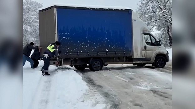 Снегопад парализовал дороги в трех южных регионах РФ и Абхазии