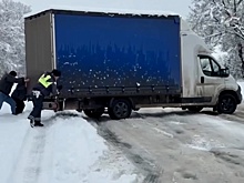 Снегопад парализовал дороги в трех южных регионах РФ и Абхазии