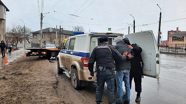 Пьяный водитель без прав вылетел на тротуар в Дзержинске