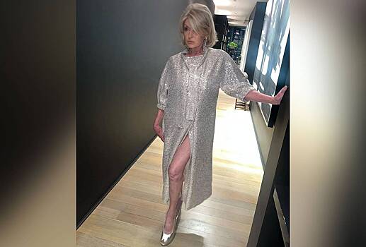 82-летняя Марта Стюарт снялась в платье с высоким разрезом