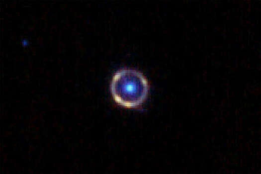 Телескоп сфотографировал почти идеальное кольцо Эйнштейна