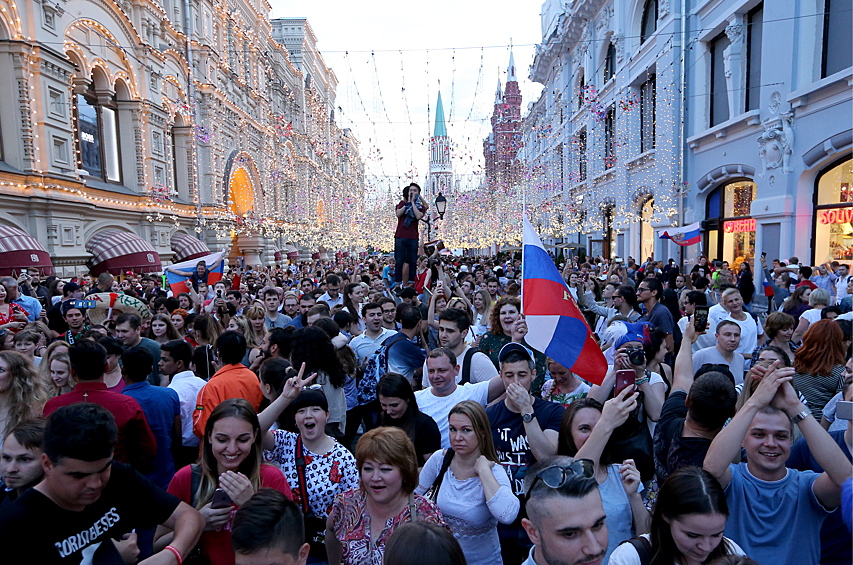 На время Чемпионата мира по футболу Никольская превратилась в главную футбольную улицу страны