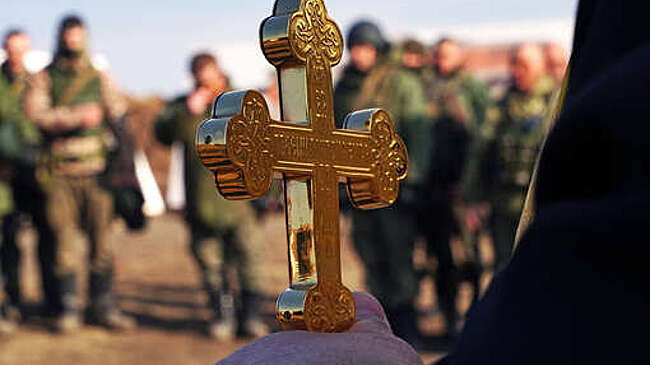 Бойцам РФ в Запорожье передали кресты и иконы от главного храма Северного флота