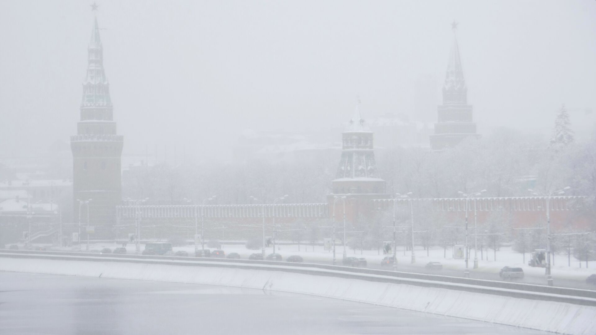 МЧС предупредило о мокром снеге и сильном ветре в Москве до вечера 22 декабря