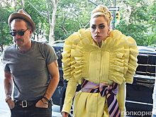 Горы воланов и «километровая» платформа: Леди Гага появилась на публике в очередном экстравагантном образе