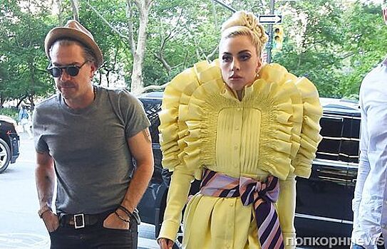 Горы воланов и «километровая» платформа: Леди Гага появилась на публике в очередном экстравагантном образе