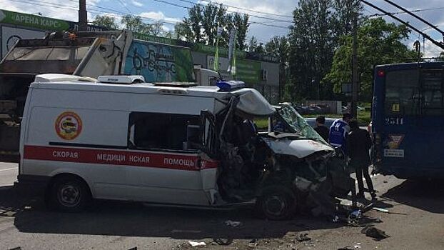 "Скорая", троллейбус и мусоровоз столкнулись в Петербурге, есть раненые