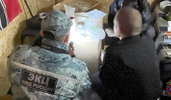 В Волгограде подростки-экстремисты подожгли копию Знамени Победы на камеру