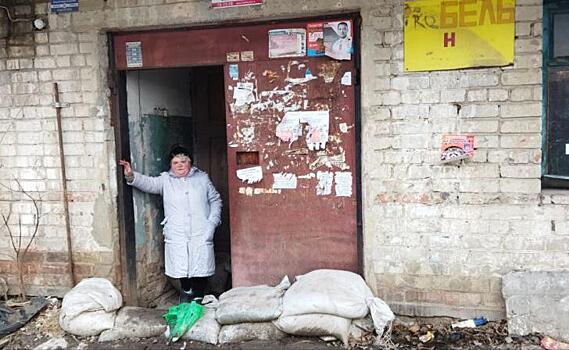 Куряне шесть дней откачивают канализацию из дома на дорогу