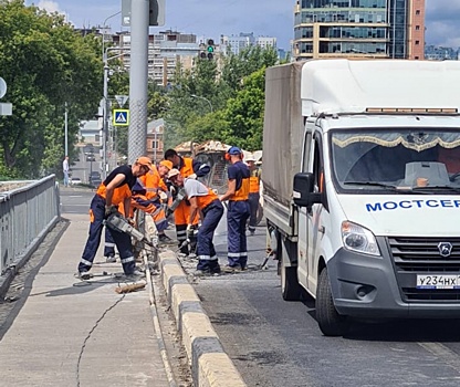 Парапетные ограждения начали ремонтировать на Канавинском мосту