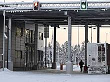 На границе у россиян отбирают еду и штрафуют за "чистые" смартфоны