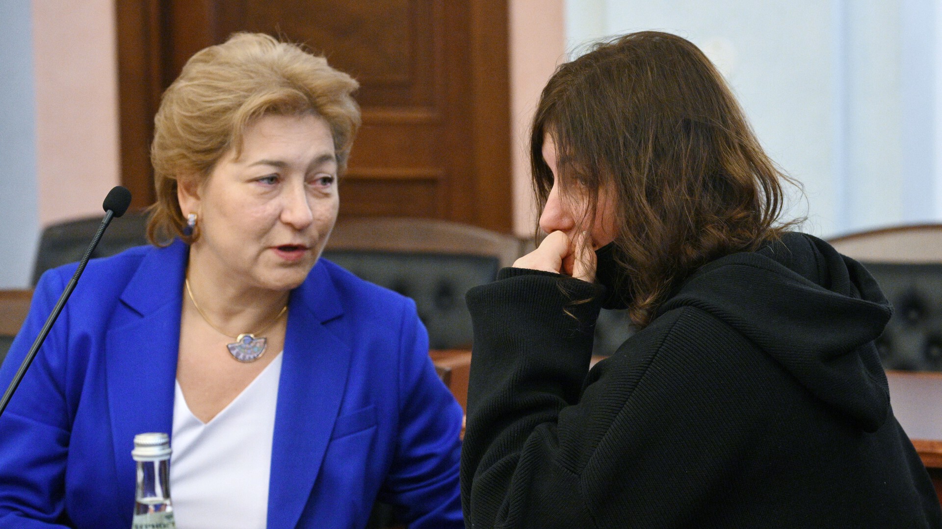 Новая проблема для Долиной: Лурье планирует требовать деньги от певицы