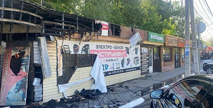 В Батайске ночью сгорел ларек с шаурмой