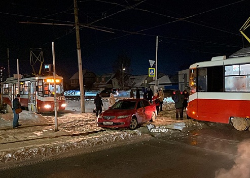 Трамвай протаранил Mazda в Ленинском районе Новосибирска
