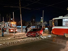 Трамвай протаранил Mazda в Ленинском районе Новосибирска