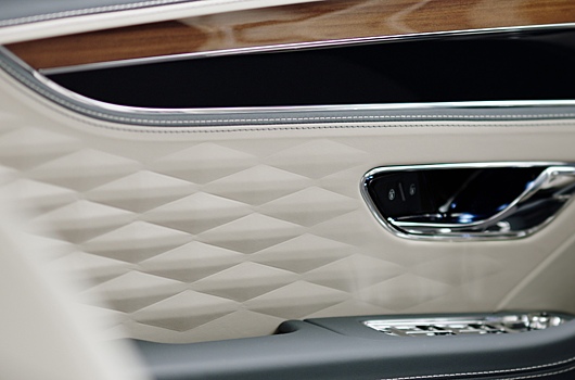 Салон нового Bentley Flying Spur отделают 3D-кожей