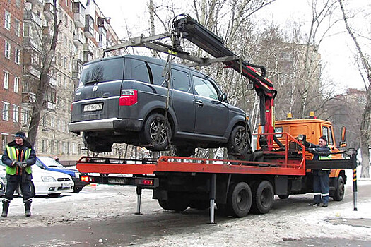 В Екатеринбурге неизвестные закидали эвакуатор камнями