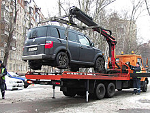 В Екатеринбурге неизвестные закидали эвакуатор камнями
