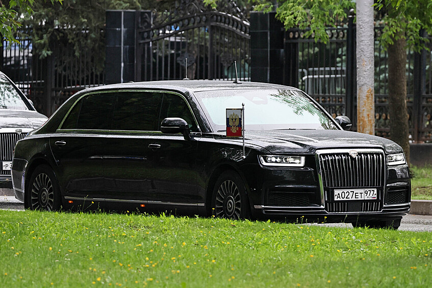 Кортеж президента РФ Владимира Путина у траурного зала ЦКБ перед началом церемонии прощания с председателем Верховного суда РФ Ириной Подносовой в Москве, 24 июля 2025 года