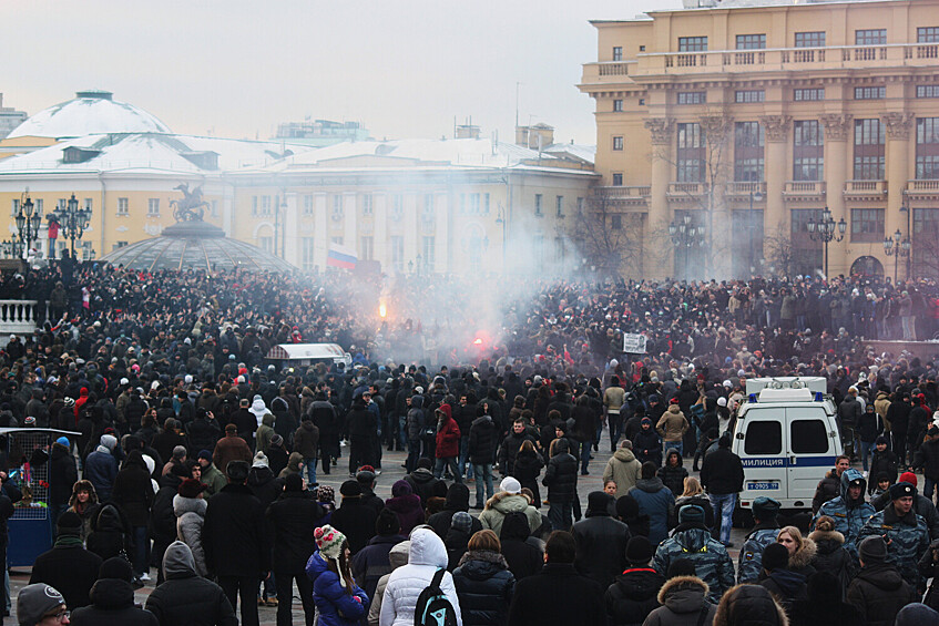 Участники акции в память об убитом фанате «Спартака» Егоре Свиридове на Манежной площади, 11 декабря 2010 года