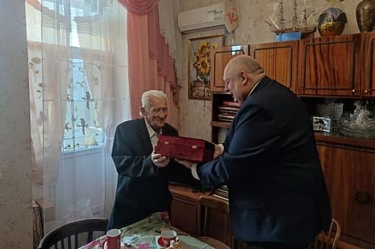 Аренин и Шинчук поздравили с наступающим Днем Победы ветерана ВОВ Адамова