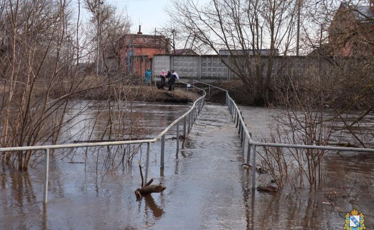 В Курске затопило два пешеходных моста в Железнодорожном округе