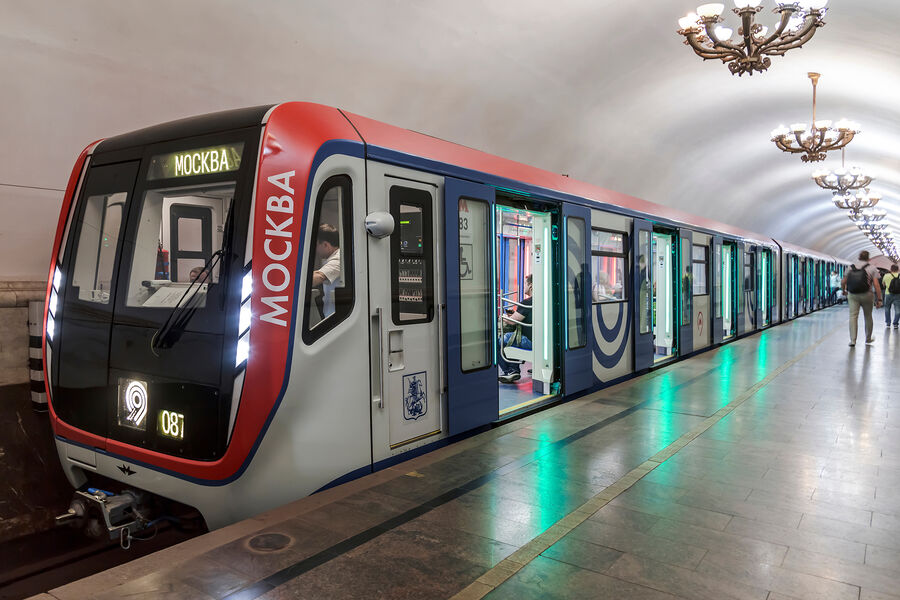 В московском метро мужчина тайно снимал девушку во время поездки
