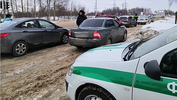 Чепецкие приставы арестовали у должников три автомобиля и мобильный телефон