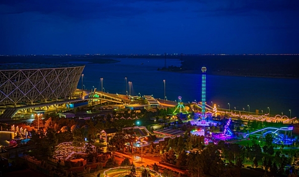 Яркие разноцветные огни озарили аттракцион «Седьмое небо» в ЦПКиО Волгограда