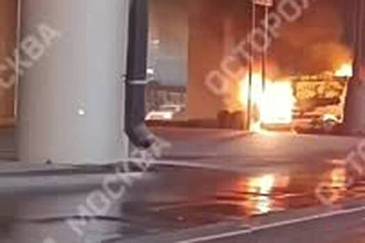 В Москве очевидцы сняли на видео полыхающий под мостом фургон